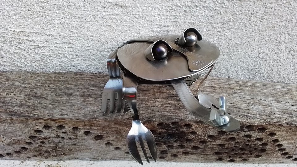Frog (catching fly) (MADE TO ORDER)