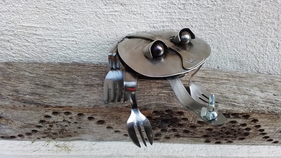 Frog (catching fly) (MADE TO ORDER)