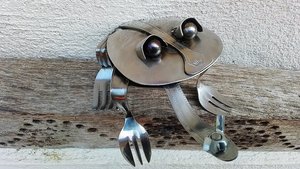 Frog (catching fly) (MADE TO ORDER)
