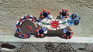 Medium Floral Wall Gecko (blue & red)