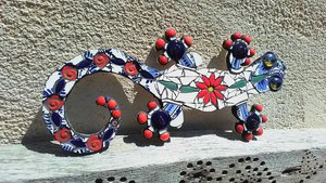 Medium Floral Wall Gecko (blue & red)