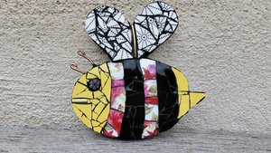 Pink & White Roses Bee (yellow face)