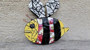 Pink & White Roses Bee (yellow face)