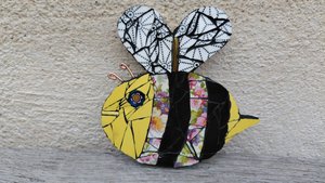 White & Pink Daisies Bee (yellow face)