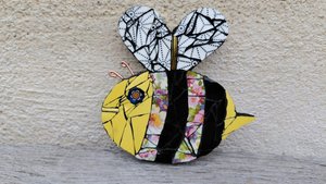 White & Pink Daisies Bee (yellow face)