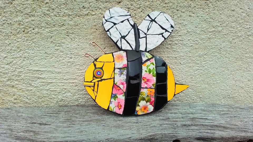 Summer Flowers Bee (yellow face)
