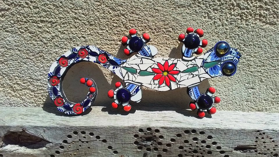 Medium Floral Wall Gecko (blue & red)