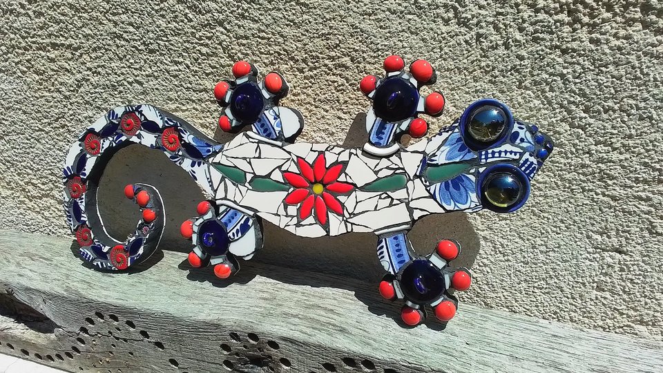 Medium Floral Wall Gecko (blue & red)