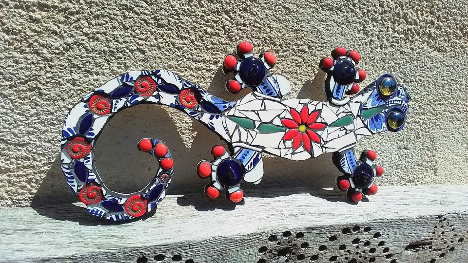 Medium Floral Wall Gecko (blue & red)