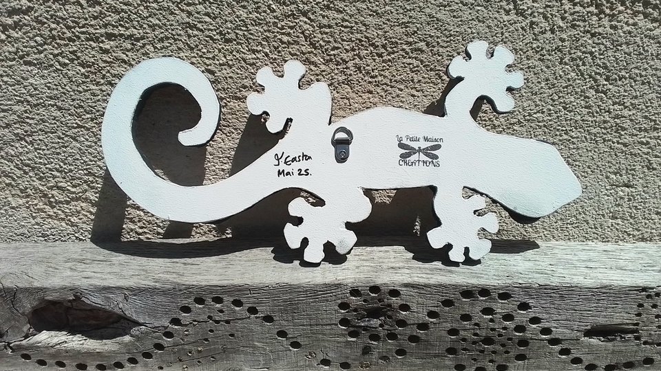 Medium Floral Wall Gecko (blue & red)