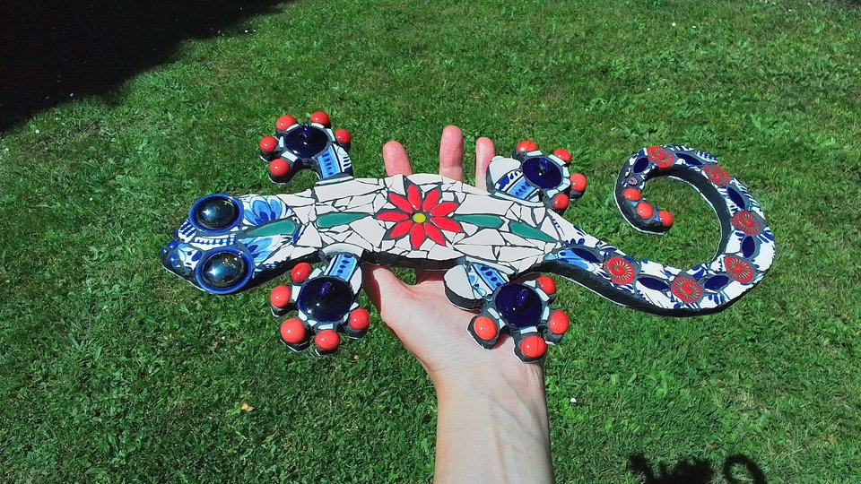 Medium Floral Wall Gecko (blue & red)