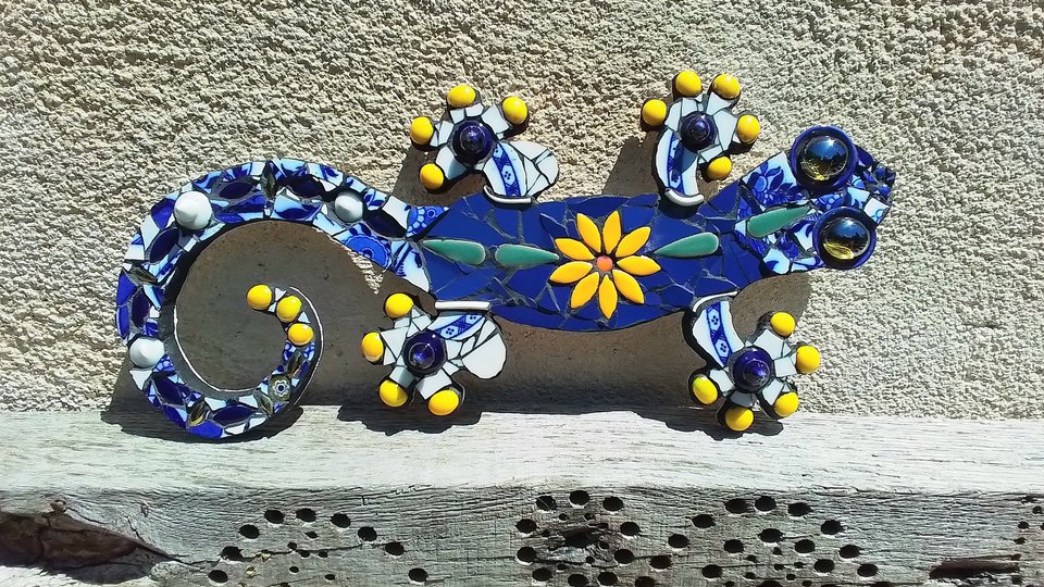 Medium Floral Wall Gecko (blue & yellow)