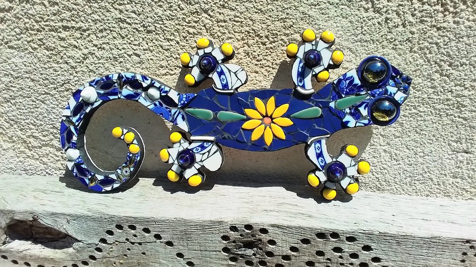 Medium Floral Wall Gecko (blue & yellow)