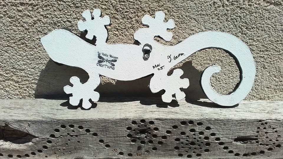 Medium Floral Wall Gecko (blue & yellow)