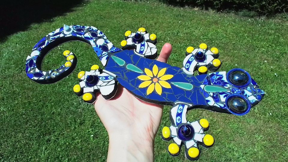 Medium Floral Wall Gecko (blue & yellow)