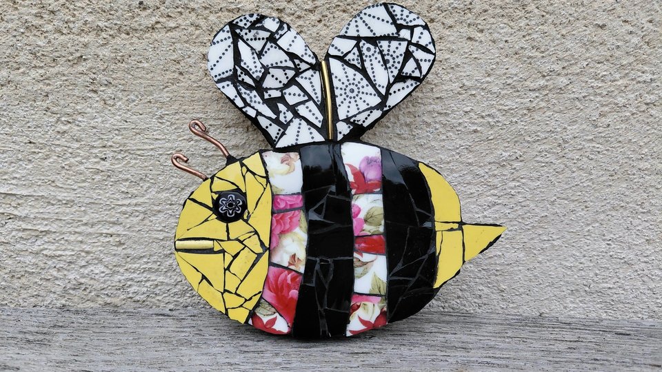 Pink & White Roses Bee (yellow face)