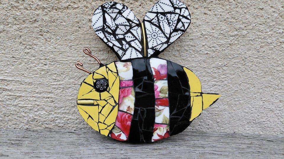 Pink & White Roses Bee (yellow face)