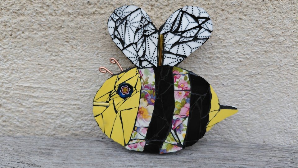 White & Pink Daisies Bee (yellow face)